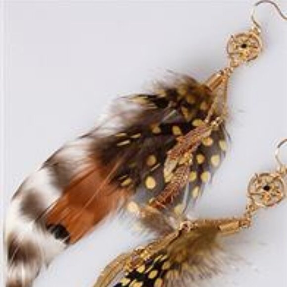 DISNEY COUTURE POCAHONTAS NATURAL FEATHER EARRINGS**NEW! - Picture 1 of 4